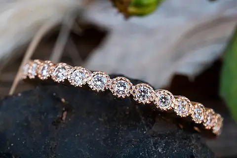 Verlobungsring aus Rotgold mit vielen funkelnden Brillanten, als Vorsteckring geeignet