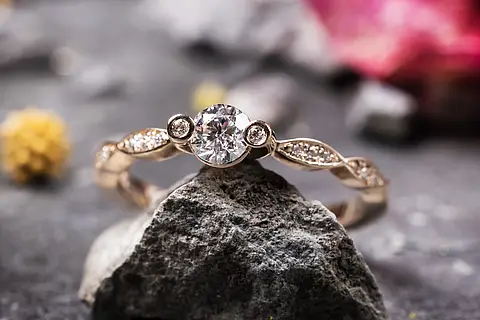 Verlobungsring aus Rotgold im modernen Art Deco Stil