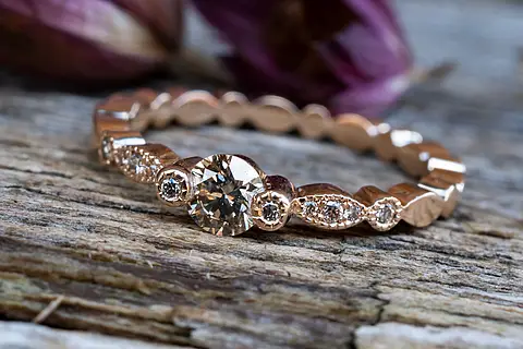 Besonderer Verlobungsring im Vintage Stil mit  champagnerfarbenen Brillanten und feinem Millegriff Rand. Als Vorsteckring geeignet
