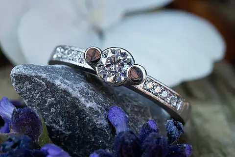 Vintage Verlobungsring Solitär mit Brillanten aus Platin mit einer eismatten Oberfläche. Auch als Vorsteckring geeignet