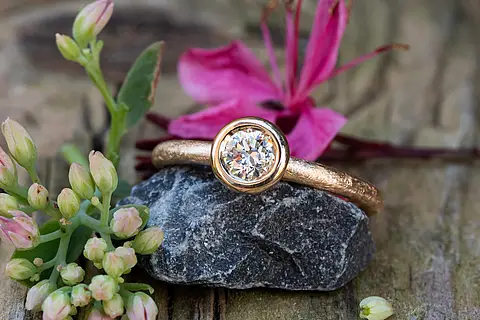 Schlichter Verlobungsring oder Vorsteckring aus Gold mit einem großen Brillanten