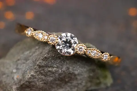 Goldener vintage Verlobungsring