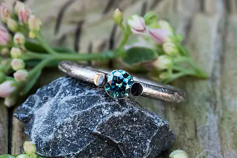 Besonderer Verlobungsring mit einem Solitär Diamanten in Blau