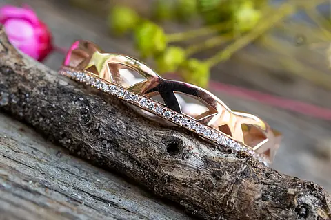 Art Deco Verlobungsring oder Vorsteckring im modernen Jugendstil aus Rotgold mit kleinen Diamanten