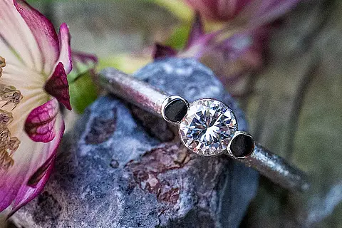 Verlobungsring aus Platin mit einem Solitär und einer eismatten Oberfläche. Der Verlobungsring kann auch als Vorsteckring getragen werden