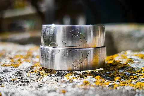 Ausgefallene Trauringe aus Platin mit einem geteilten Anker aus Weißgold