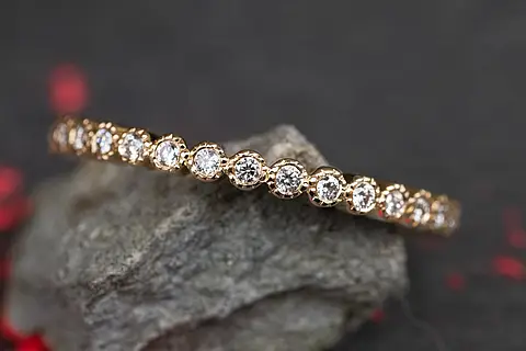 Goldener Verlobungsring mit Steinen