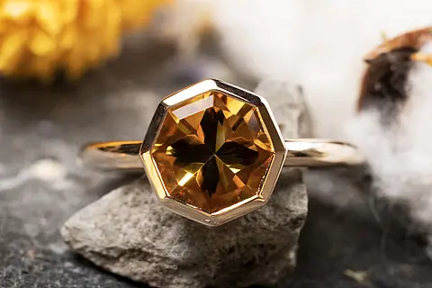 Art Deco Verlobungsring aus Roségold mit einem großen Orangenen Stein