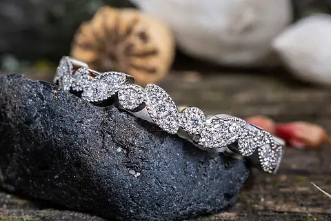 Verlobungsring Weißgold, ähnlich wie Platin, Platin ist aber deutlich heller. Der Ring kann in Roségold, Rotgold, Weißgold, Gelbgold, Gold oder Platin angefertigt werden. Als Vorsteckring geeignet