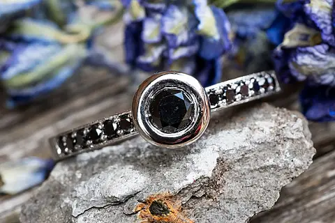 Verlobungsring aus Platin mit schwarzen Diamanten