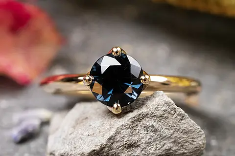 Art Deco Verlobungsring mit großem blauen Spinell