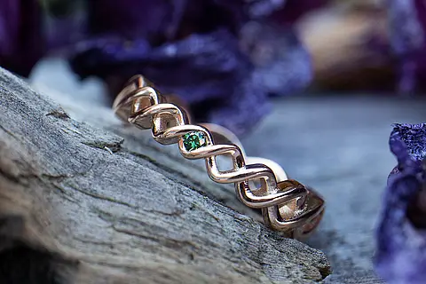 Besonderer Verlobungsring "Maori Pikorua" aus Rotgold mit einem grünen Diamanten, als Vorsteckring geeignet