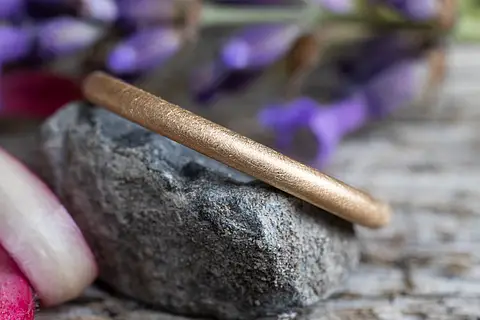 Verlobungsring schlicht aus Roségold, auch als Vorsteckring geeignet