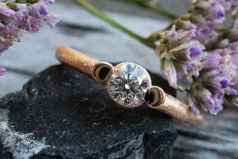 Verlobungsring Roségold mit einem Stein (Solitär-Brillant) und einer eismatten, schmalen Ringschiene