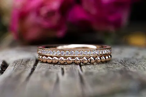 Vintage Verlobungsring aus Rotgold mit kleinen Kügelchen und Vintage Verlobungsring aus Roségold mit kleinen Steinen (Brillanten). Beide Verlobungsringe können als Vorsteckring getragen werden