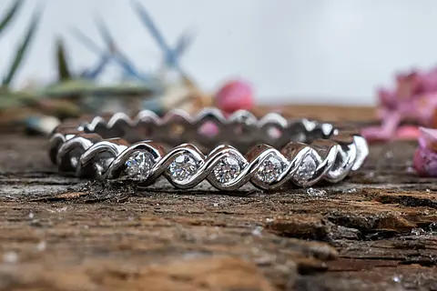 Ausgefallener Verlobungsring mit weißen Steinen, Vorsteckring