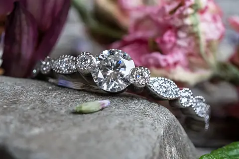 Besonderer Verlobungsring oder Vorsteckring im Vintage Stil mit  Brillanten und feinem Millegriff Rand. 